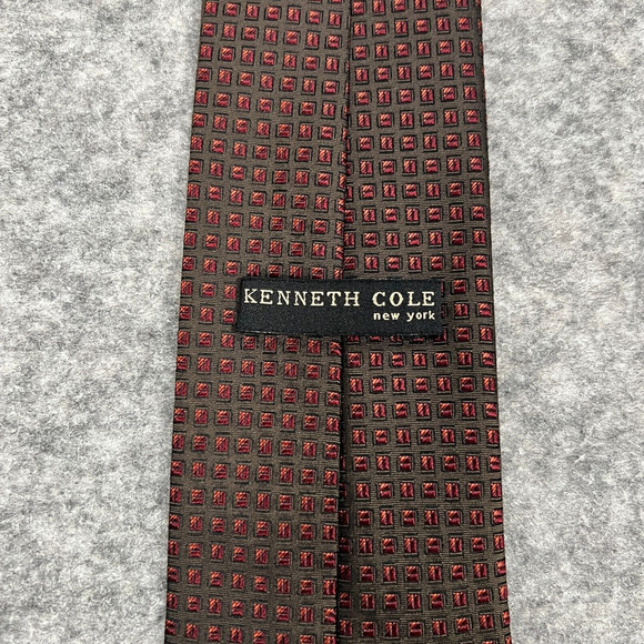 Kenneth Cole Men's Tie Red‎ & Black 100% Silk Hand Made Classic Necktie - Picture 2 of 5